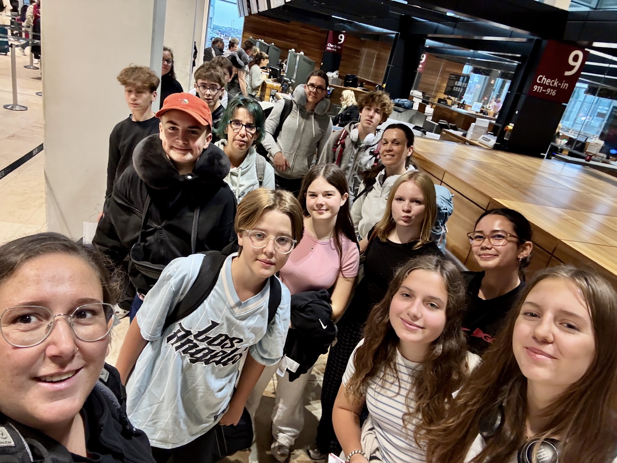Die Gruppe am Flughafen vor dem Abflug nach Kampala
