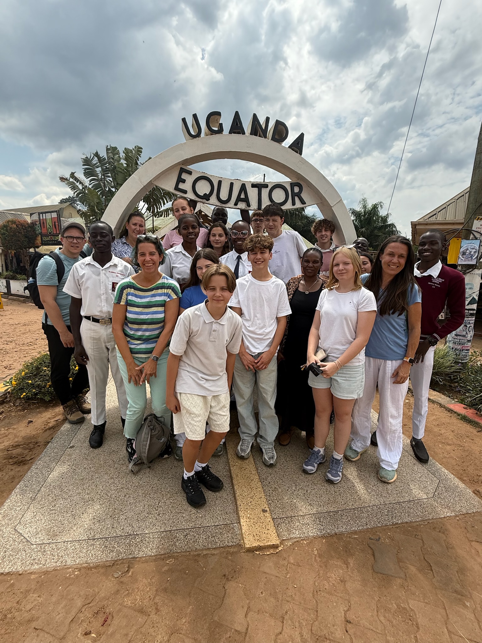 Gruppenfoto am Uganda Equator