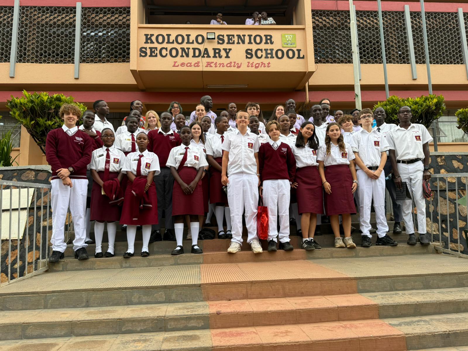 Gruppenfoto vor der Kololo Senior Secondary School